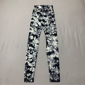 Lululemon women leggings. Reviersible. Size 4. Black and White pattern. Workout.